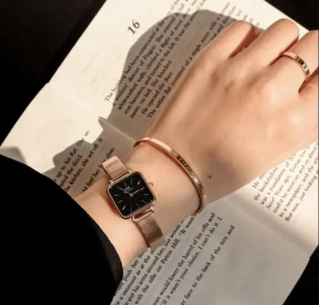 שעון יד אנלוגי daniel wellington dw00100518 דניאל וולינגטון עם צמיד קשיח של דניאל וולינגטון